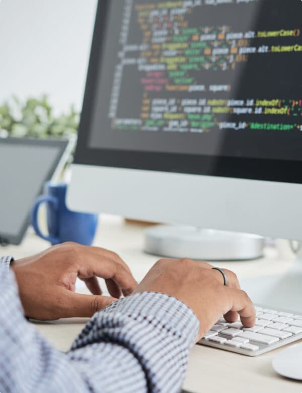 فريق تطوير برمجيات محترف يعمل على مشاريع متقدمة